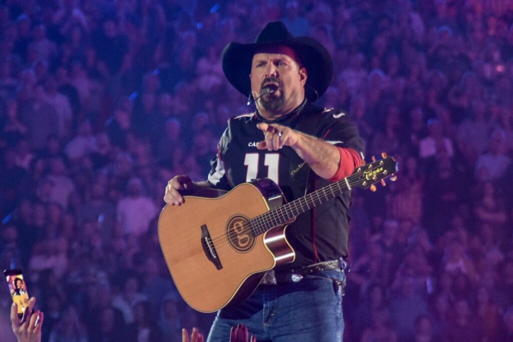 Larry Fitzgerald presents Garth Brooks with Cardinals jersey