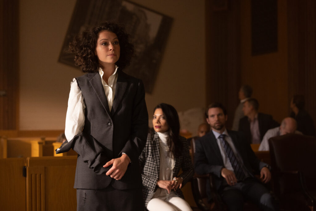 (L-R): Tatiana Maslany as She-Hulk/Jennifer "Jen" Walters, Ginger Gonzaga as Nikki Ramos, and Drew Matthews as Dennis Bukowski in Marvel Studios' She-Hulk: Attorney At Law, exclusively on Disney+. Photo by Chuck Zlotnick. ©Marvel Studios 2022. All Rights Reserved.