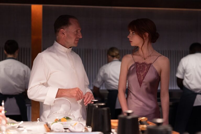 Ralph Fiennes and Anya Taylor-Joy in THE MENU